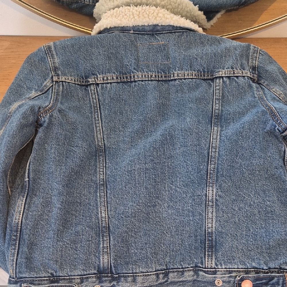Levi's Signature Sherpa Lined Denim Jacket - Picture 3 of 4